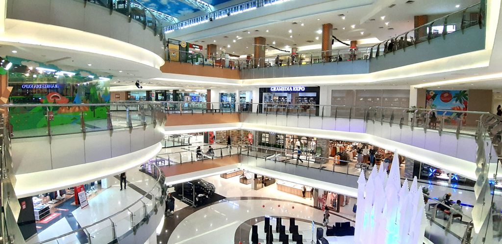 Mall yang satu ini bisa dibilang sebagai pusat perbelanjaan terbaru yang berdiri di Kota Jogja. Sebagai sebuah mall yang besar Hartono Mall menawarkan setidaknya 300 tempat ternama untuk mengakomodasi semua jenis kebutuhan Anda.