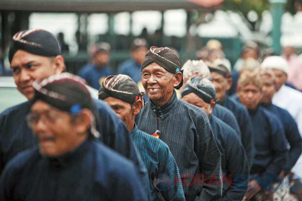 Penggunaan blangkon Yogyakarta, sumber: www.goodnewsfromindonesia.id