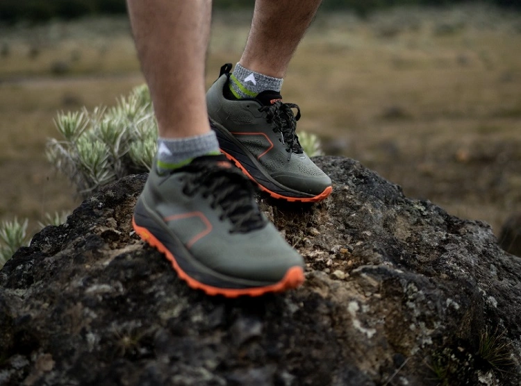 Sepatu running untuk traveling, Sumber: blog.eigeradventure.com
