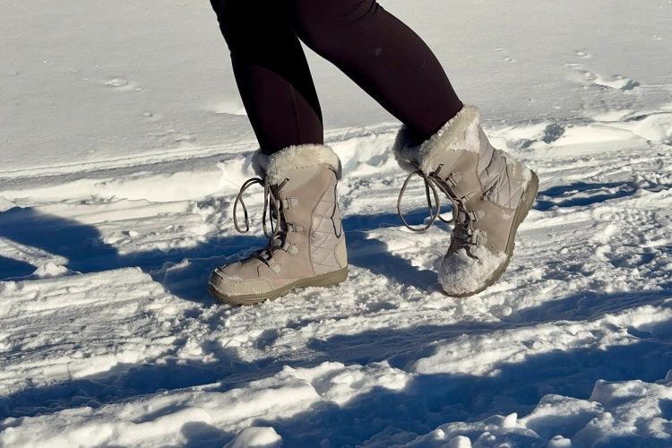 Winter boots untuk liburan di musim dingin, Sumber: cleverhiker.com