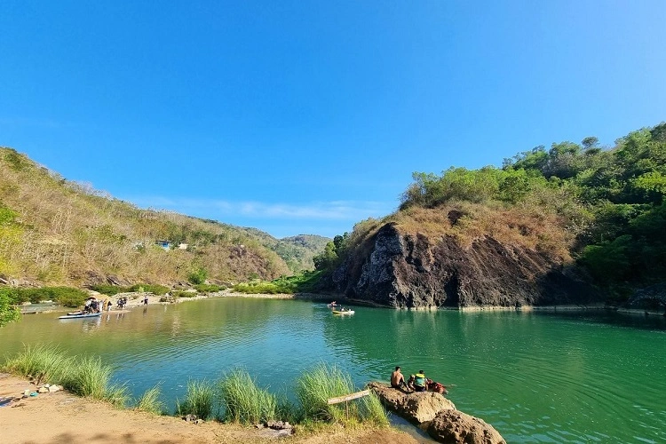 Wisata air dengan pemandangan asri, Sumber: travel.kompas.com